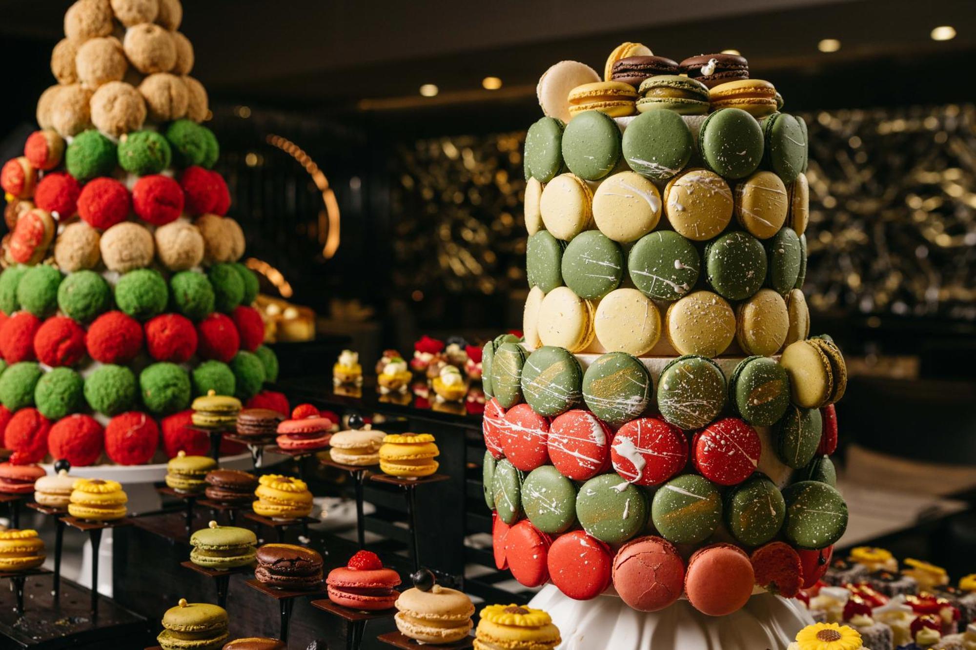 쉐라톤 그랜드 시드니 하이드 파크 외부 사진 A display of various desserts